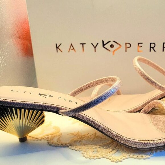 Bringing Summer Up Close and Personal Katy Perry Scallop Shell Sandals - Picture 3 of 3